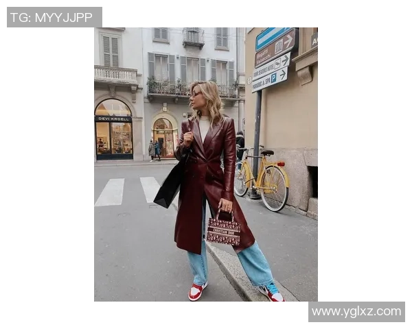 足球明星风衣演绎时尚与运动结合的完美魅力 足球明星风衣演绎时尚与运动结合的完美魅力